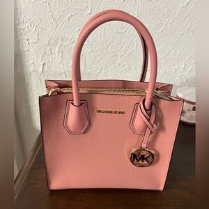 Michael Kors Mercer medium messenger purse Condition: Like New Primrose